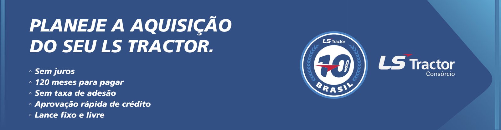 Trator azul no campo