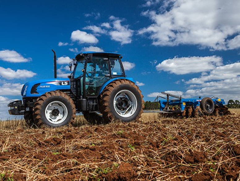 Trator azul no campo