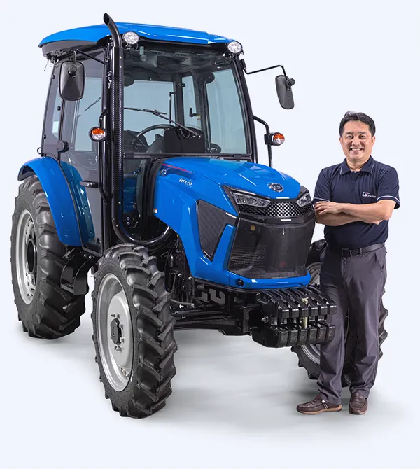 Homem ao lado de um trator azul